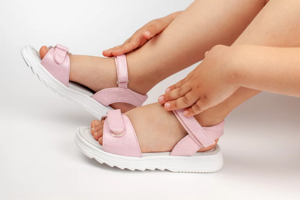 Самая летняя обувь: выбираем сандалии для мальчиков и девочек